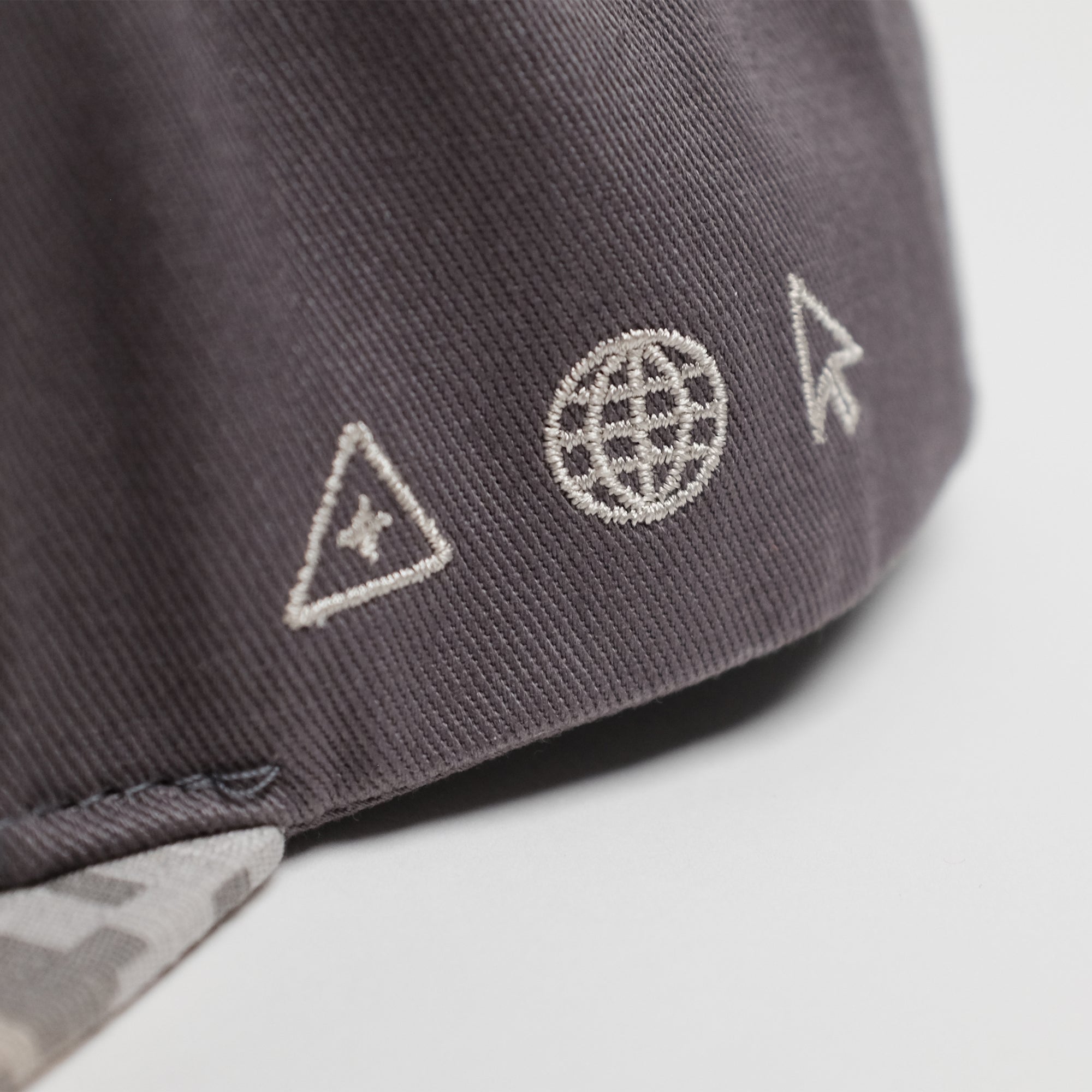 Gorra snapback de 6 paneles con camuflaje urbano GIAD