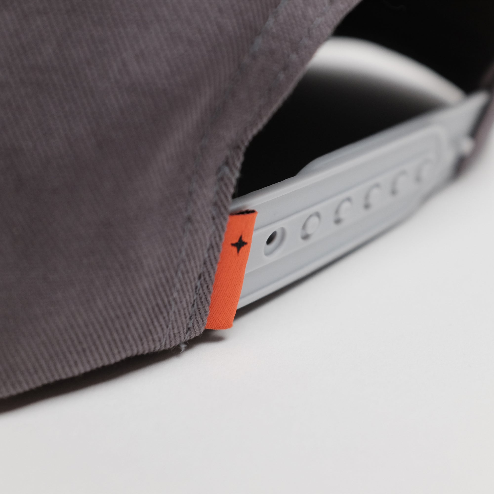 Gorra snapback de 6 paneles con camuflaje urbano GIAD