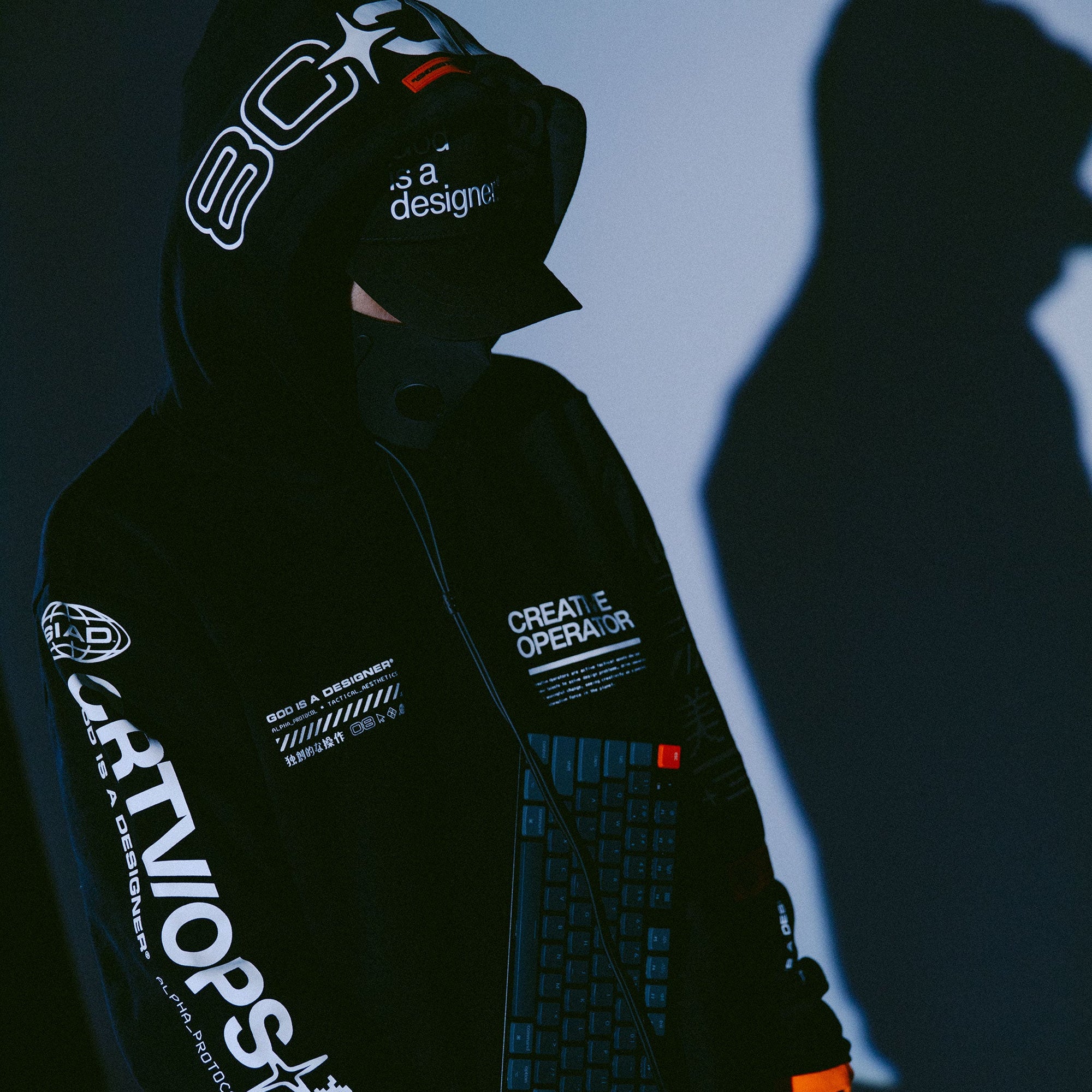 Sudadera con capucha de Operaciones Creativas de GIAD [Negra]